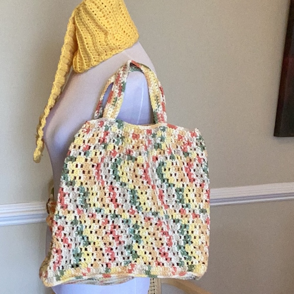 Lovely hand crafted tote bag and matching belt with goldtone buckle. - Picture 3 of 11